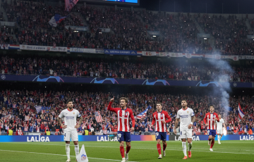 Pemain Atletico Madrid merayakan gol di depan tribun penonton Stadion Metropolitano saat melawan Sevilla di laga La Liga, papan skor menunjukkan 1-0.
