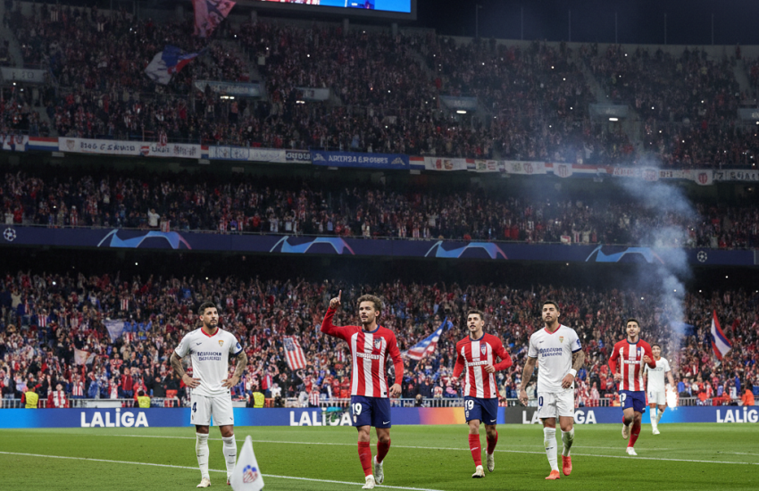 Pemain Atletico Madrid merayakan gol di depan tribun penonton Stadion Metropolitano saat melawan Sevilla di laga La Liga, papan skor menunjukkan 1-0.