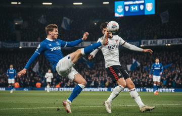 Pertarungan bola udara intens antara pemain Everton (jersey biru) dan pemain Fulham (jersey putih) di stadion Goodison Park.