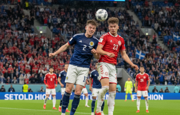 Pemain Skotlandia duel sundulan udara dengan pemain Denmark saat Kualifikasi Piala Dunia 2026 di Hampden Park, Glasgow, skor 2-1.