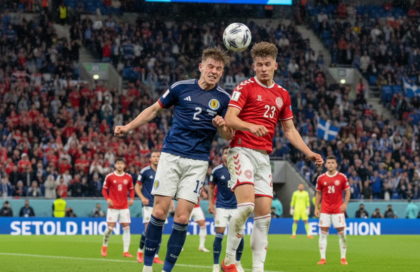 Pemain Skotlandia duel sundulan udara dengan pemain Denmark saat Kualifikasi Piala Dunia 2026 di Hampden Park, Glasgow, skor 2-1.
