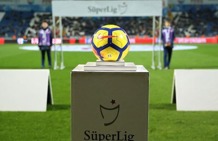 Papan skor dan klasemen Liga Super Turki yang menampilkan jadwal pertandingan Fenerbahçe vs Galatasaray (Besok, 12.00 AM) dan posisi klasemen, di mana Galatasaray memimpin dengan 32 poin dan Fenerbahçe di posisi kedua dengan 31 poin